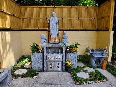 【京都宇治・宝善院】水子供養のお地蔵様です。ヒマワリの花を献じて頂いていました。