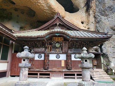 お堂の中に日本最古の石仏の千手観音が祀られています。