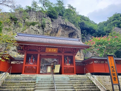 大谷寺の山門です。朱色に塗られ、金剛力士像が祀られています。