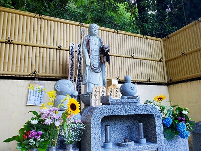 【京都府宇治市・宝善院】水子供養の数珠掛け地蔵尊の朝の様子です。夏らしいヒマワリの花がお供えされていました。が