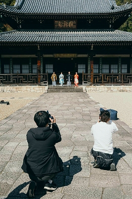 【京都宇治・黄檗山】開山堂前で撮影をされていました。二組の新婚さんの撮影でした。