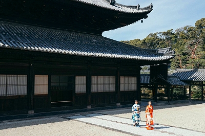 黄檗宗大本山での撮影の様子です。大雄宝殿（本堂）裏にあります法堂前での写真です。