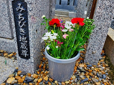 お盆・お彼岸の時期には、合同墓や水子供養のお地蔵様の前に置かせて頂いています。