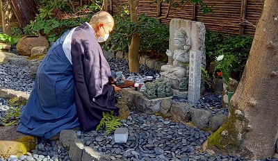 【京都宇治・宝善院】立春の日に行いました干支守本尊の祈祷法要の様子です。お申込み頂きました干支石の奉納を行っています。