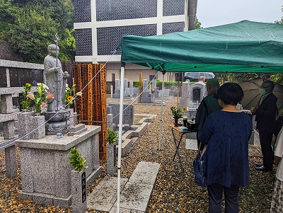 当日は生憎の雨でしたが、合同の永代供養墓みちびき地蔵さまの前で法要を執り行いました。
