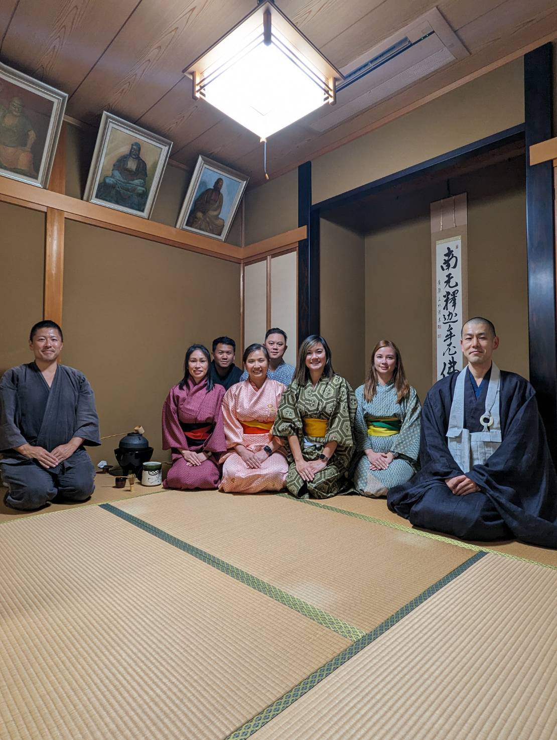 京都宇治・宝善院での茶道体験の様子です。訪日外国人の方たちが日本の文化を楽しまれています。