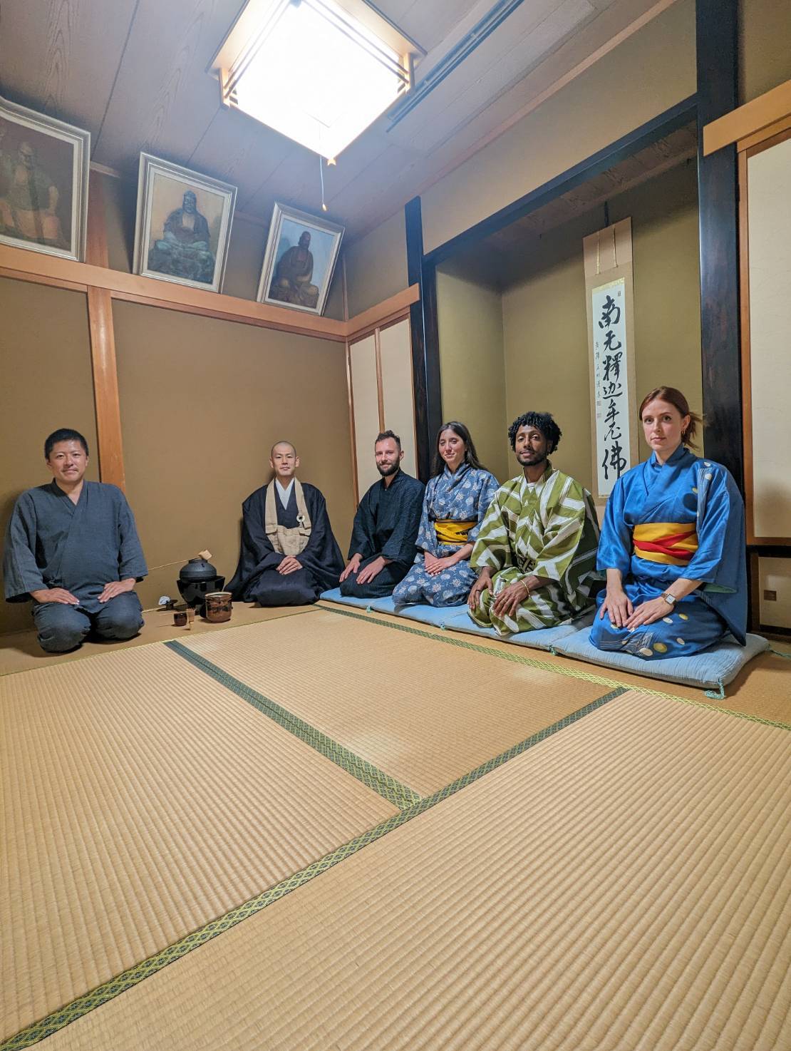 京都宇治・宝善院での茶道体験の様子です。