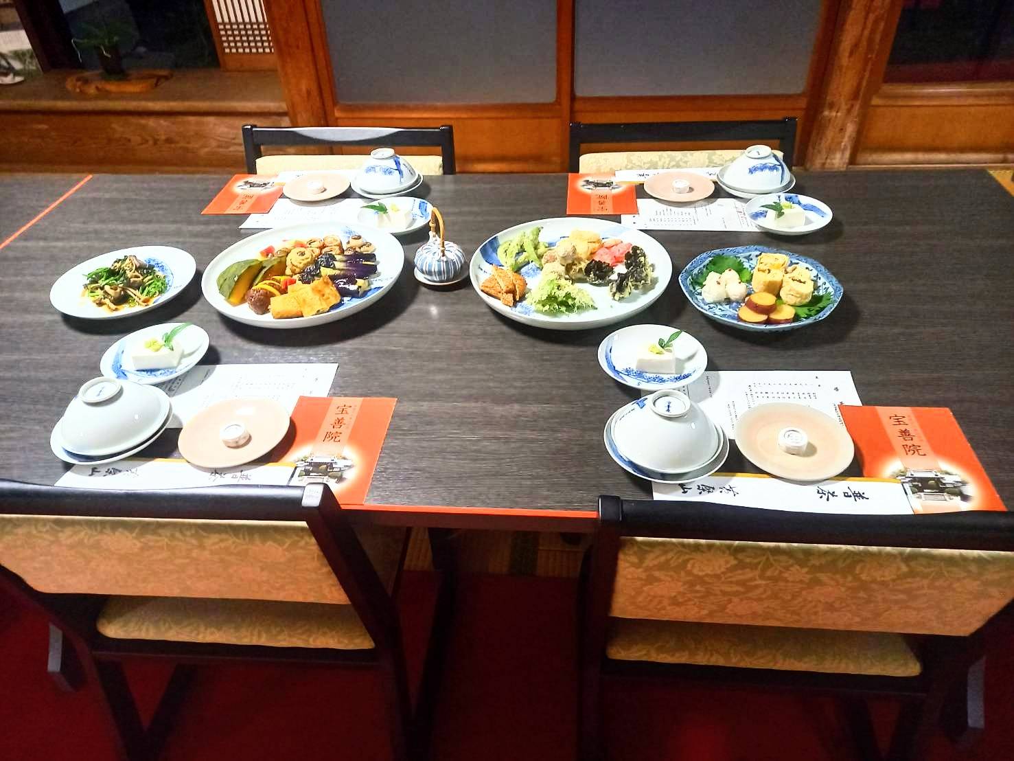 京都宇治・宝善院。コロナ禍での個別盛りから従来の大皿盛りに戻しました。