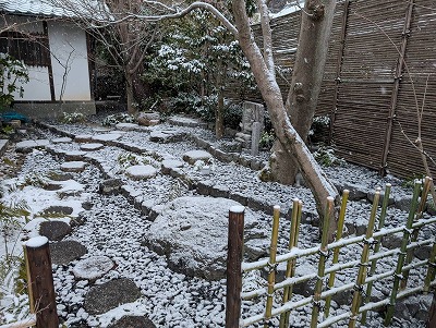 久しぶりに宝善院でも雪が降り積もりました。