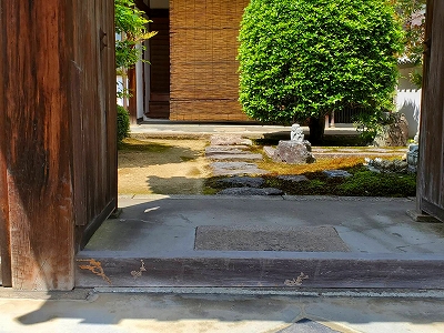 【京都宇治・宝善院】門をくぐった所で童地蔵さまが迎えてくださいます。